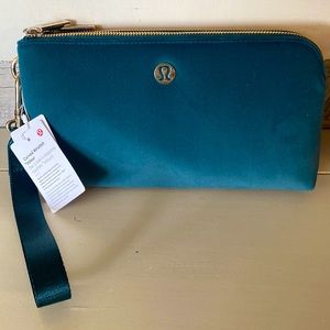 *NWT* Lululemon Curved Wristlet Velour in Green Jasper